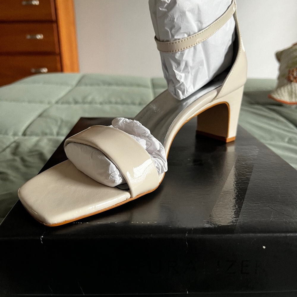 27 EDIT Women’s size 9 ivory patent sandal with heel